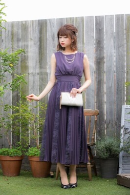 パープルのサイド編み上げレース×プリーツドレスのレンタルドレス