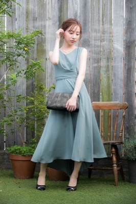 スモーキーグリーンのクロスベルト付きバックプリーツドレスのサムネイル画像