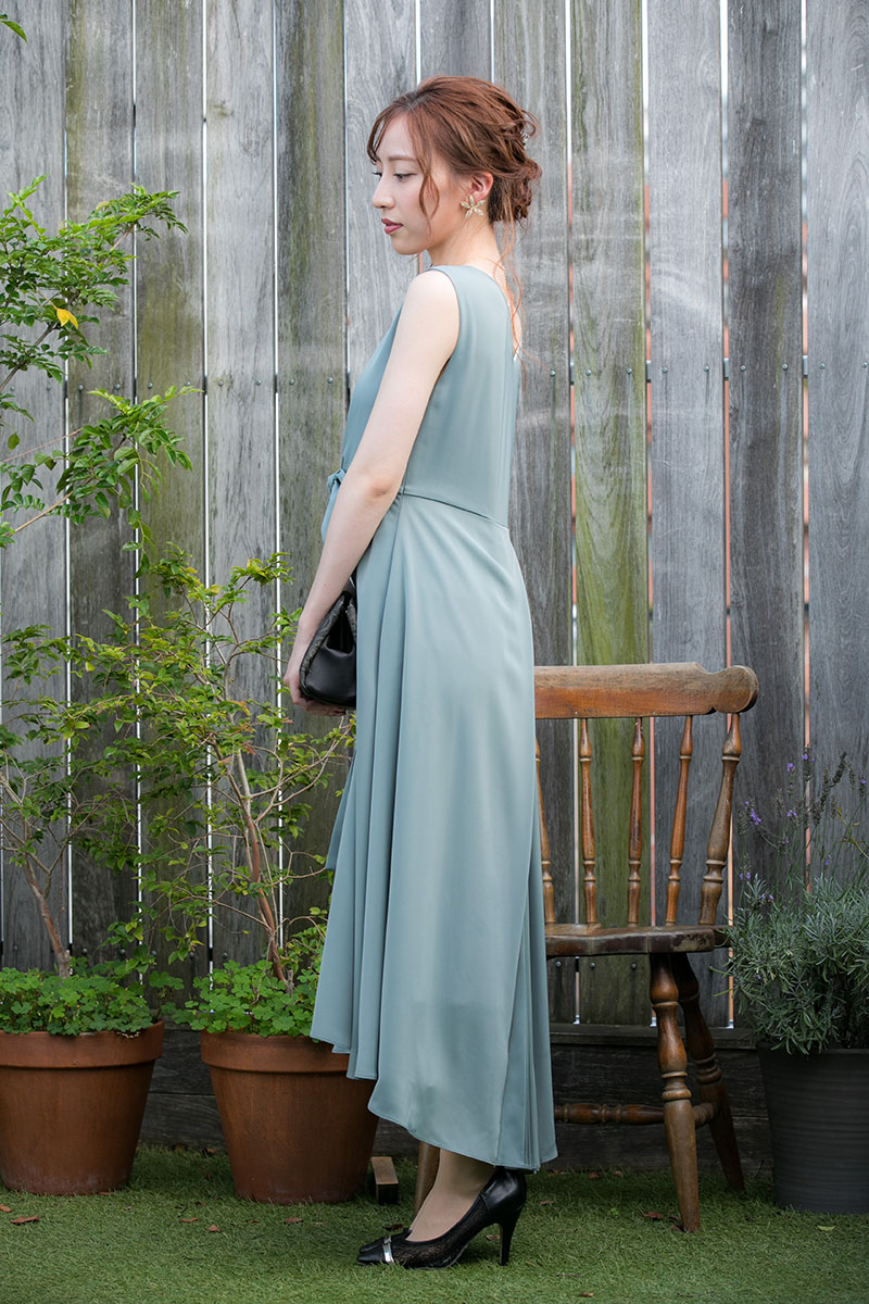 スモーキーグリーンのクロスベルト付きバックプリーツドレスの商品画像3