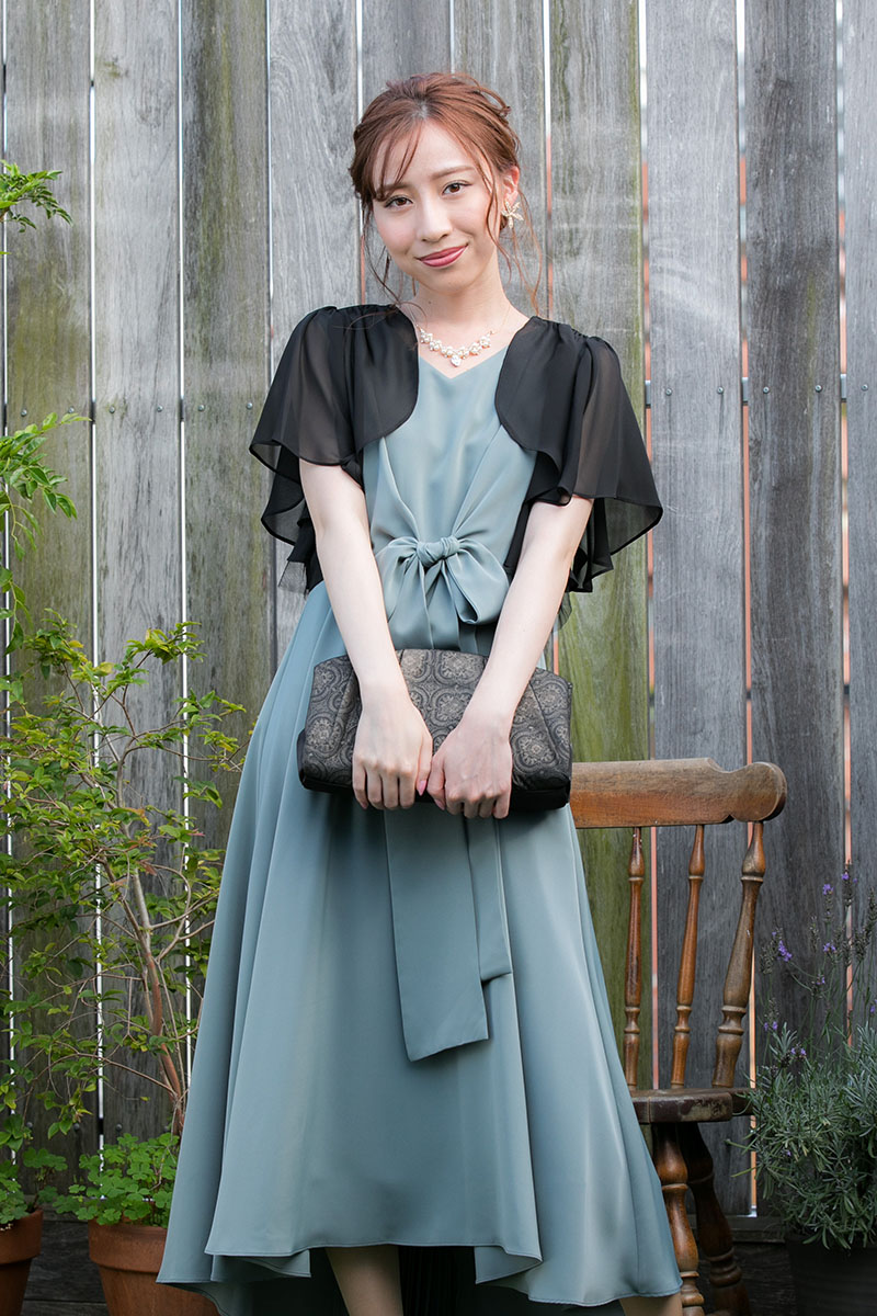 スモーキーグリーンのクロスベルト付きバックプリーツドレスの商品画像7