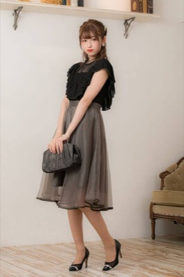 黒×カーキのフリルスリーブドレスのサムネイル画像