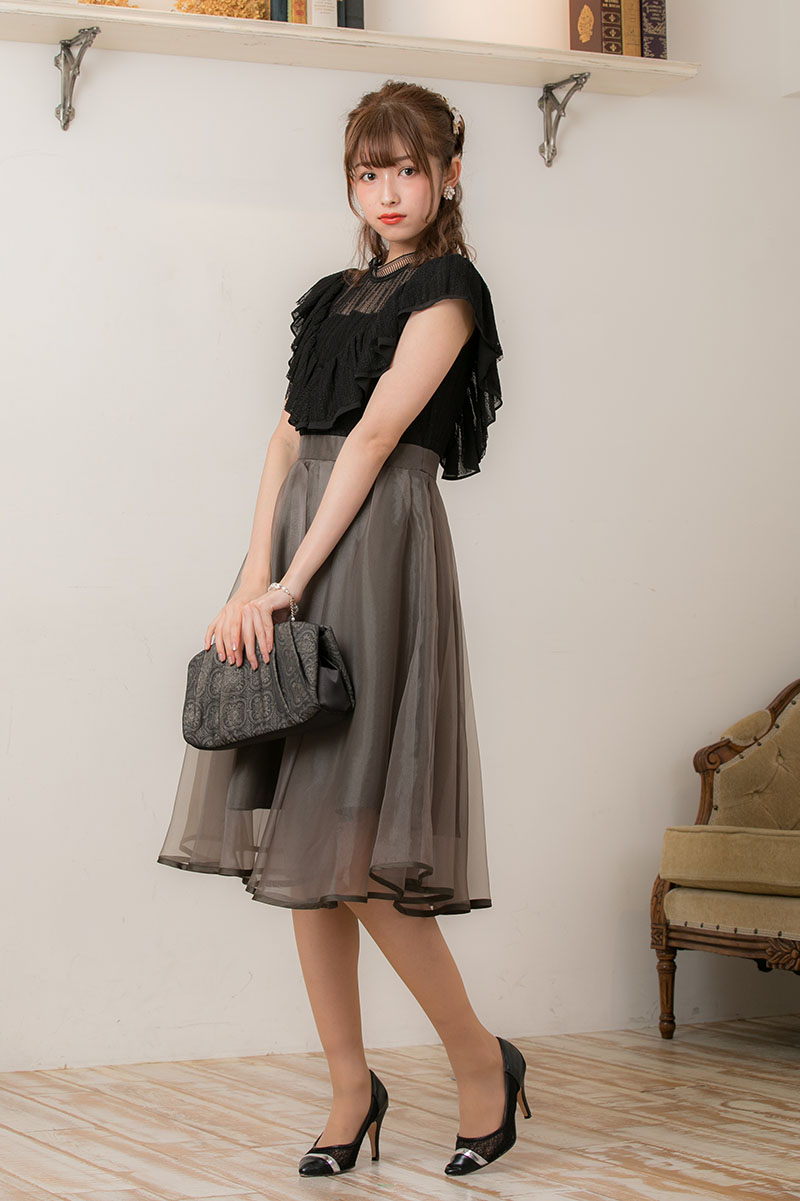 黒×カーキのフリルスリーブドレスの商品画像1