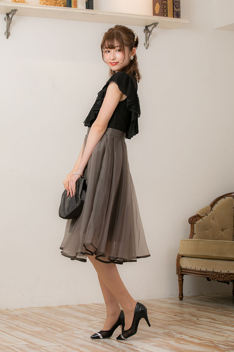 黒×カーキのフリルスリーブドレスの商品画像3