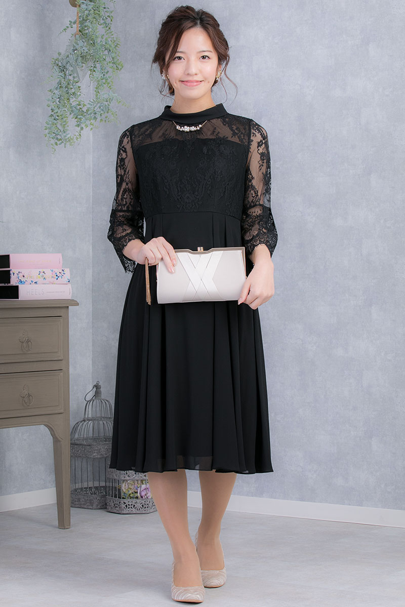 ブラックのロールカラーフレアスリーブドレスの商品画像1