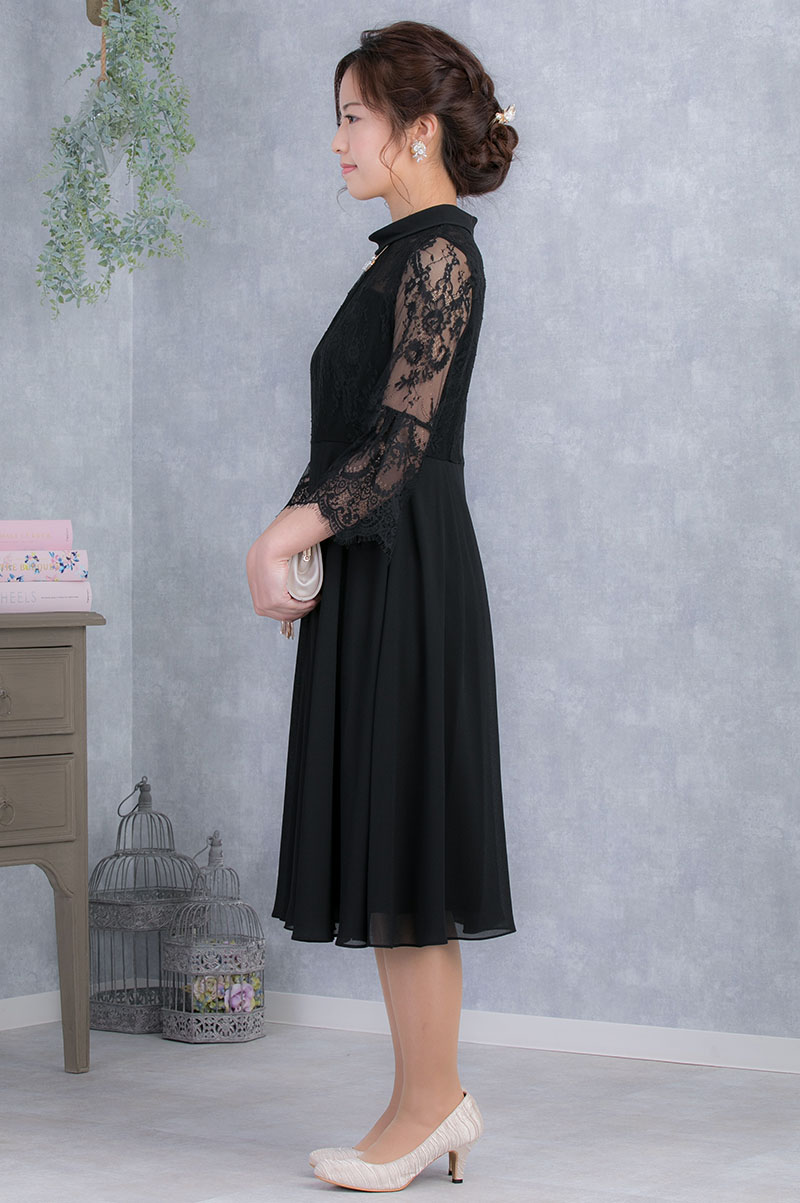 ブラックのロールカラーフレアスリーブドレスの商品画像3