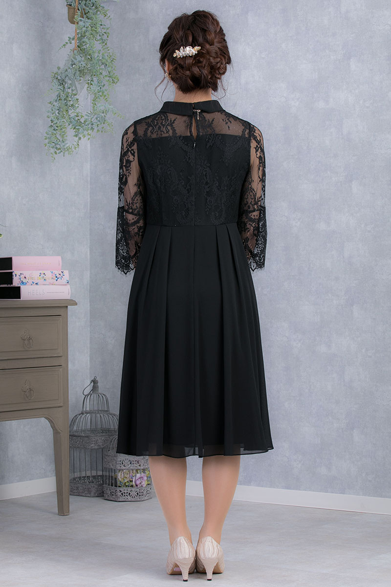 ブラックのロールカラーフレアスリーブドレスの商品画像4