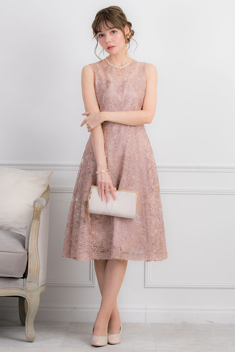 ピンクベージュのラメ刺繍レースドレス