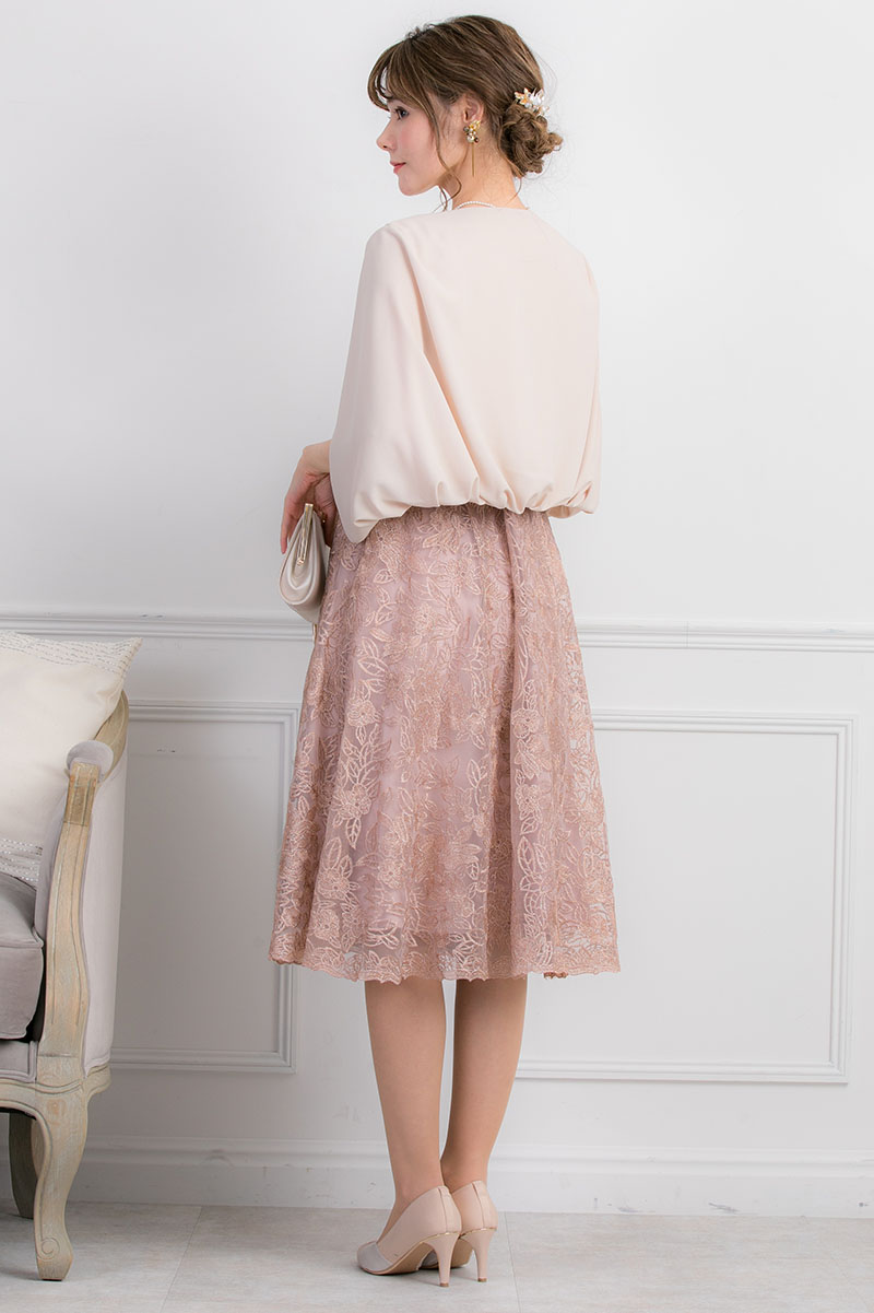 ピンクベージュのラメ刺繍レースドレスの商品画像8