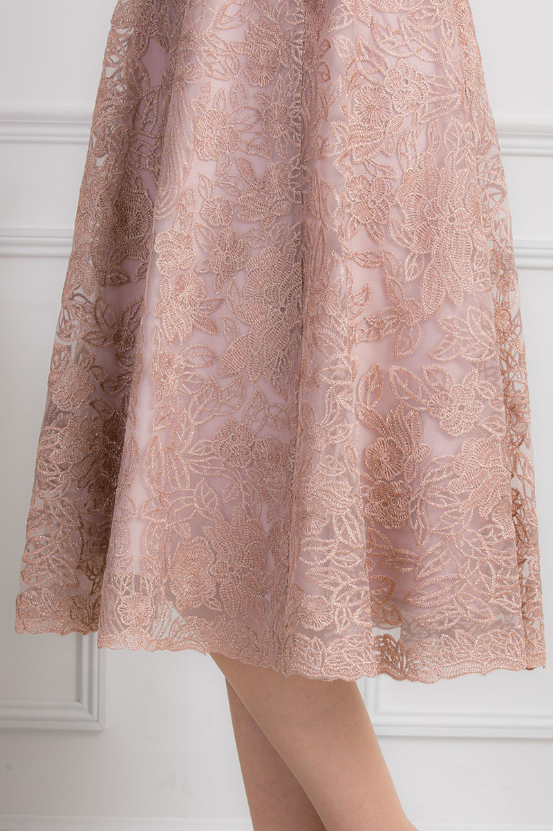 ピンクベージュのラメ刺繍レースドレスの商品画像9