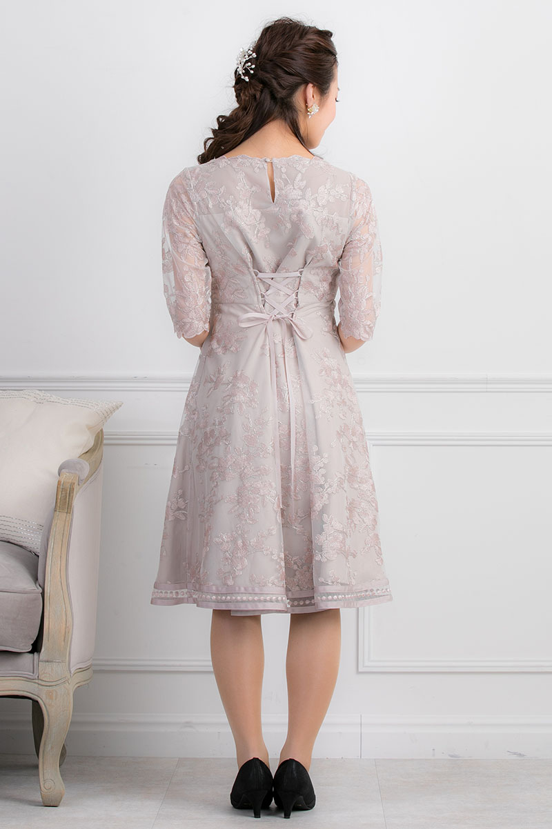 モカベージュのラメ入りフラワーレースドレスの商品画像4