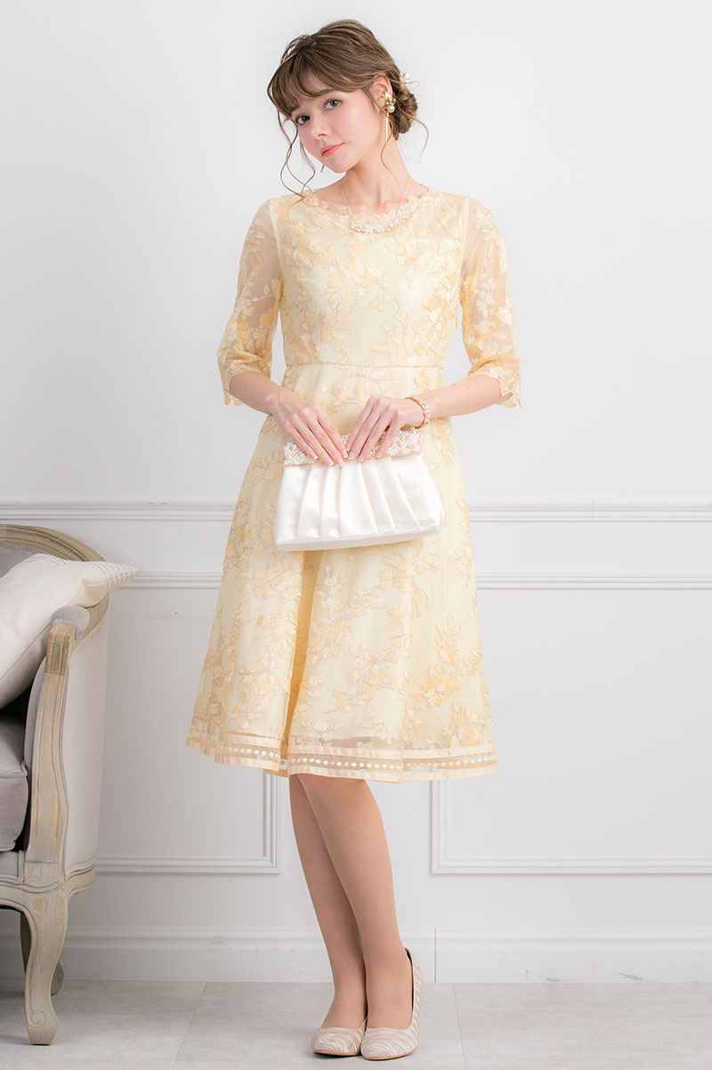 レモンイエローのラメ入りフラワーレースドレスの商品画像1