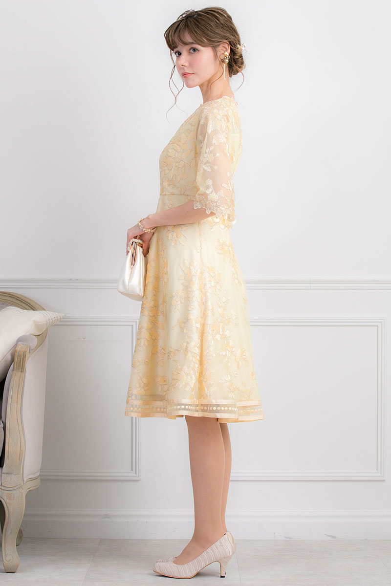 レモンイエローのラメ入りフラワーレースドレスの商品画像3