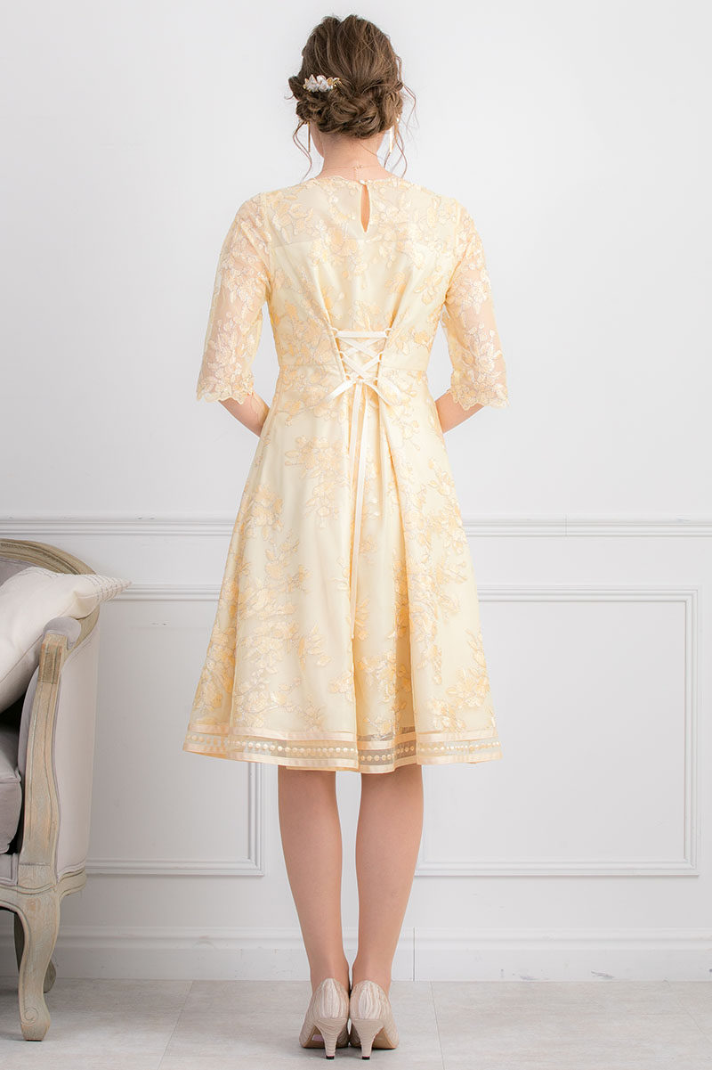 レモンイエローのラメ入りフラワーレースドレスの商品画像4