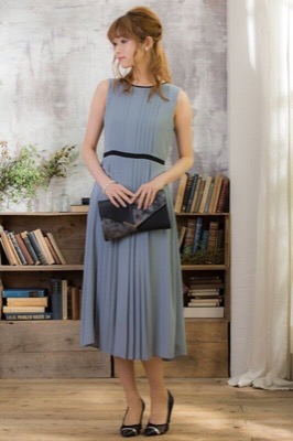 サックスブルーのプリーツタックドレスのサムネイル画像