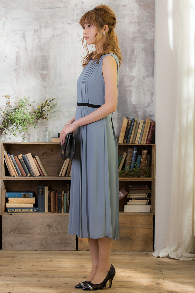 サックスブルーのプリーツタックドレスの商品画像3