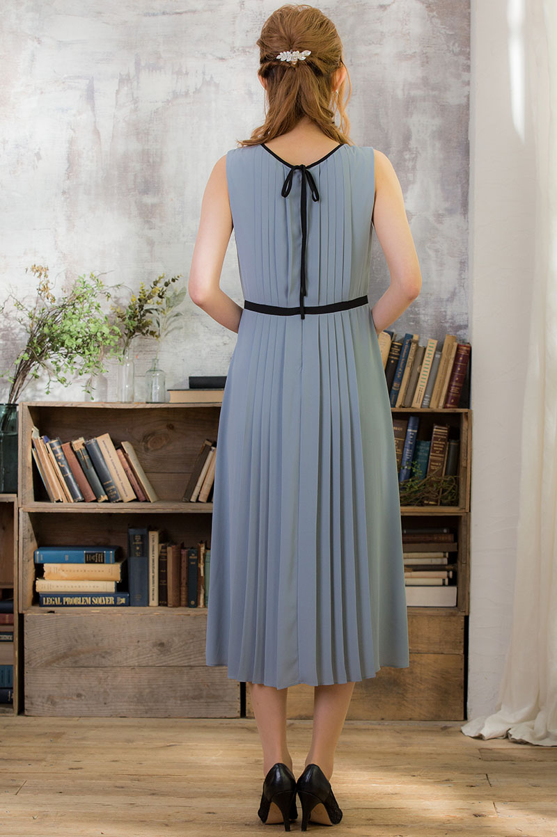 サックスブルーのプリーツタックドレスの商品画像4