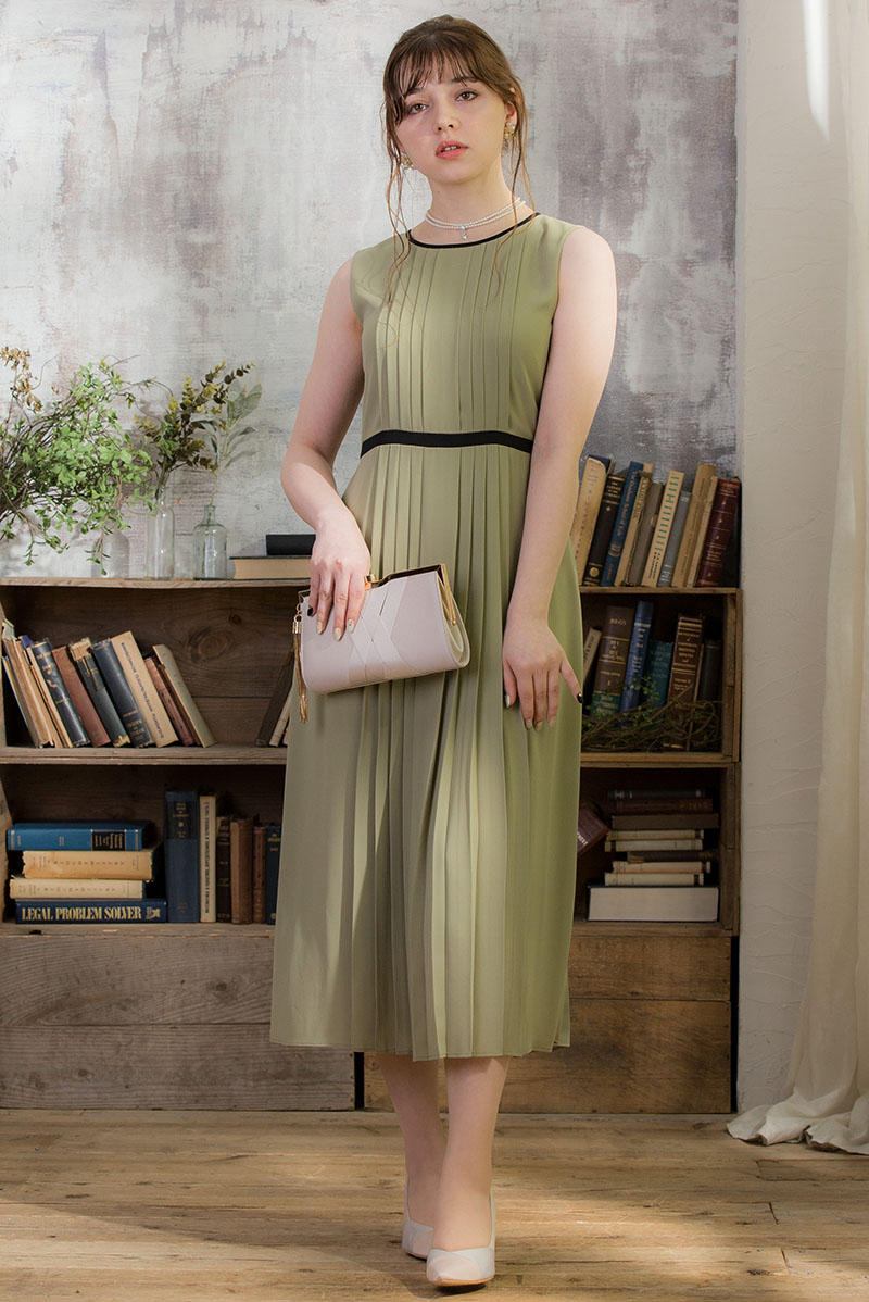 ライトグリーンのプリーツタックドレスの商品画像1
