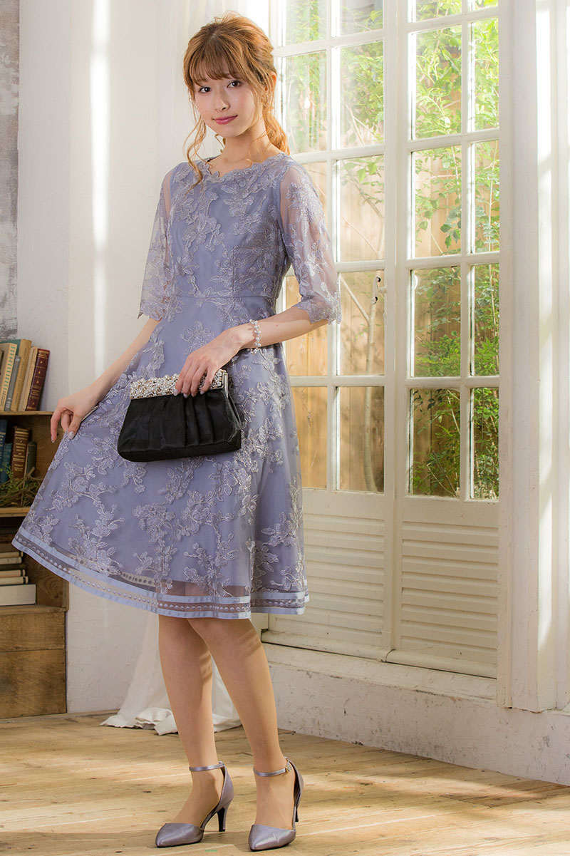 ブルーグレーのラメ入りフラワーレースドレスの商品画像1