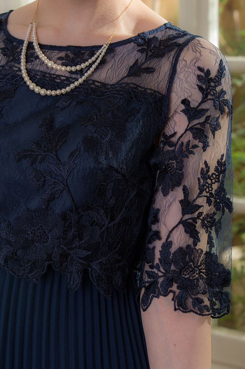 ネイビーの袖付きフラワーレースロングプリーツドレスの商品画像5