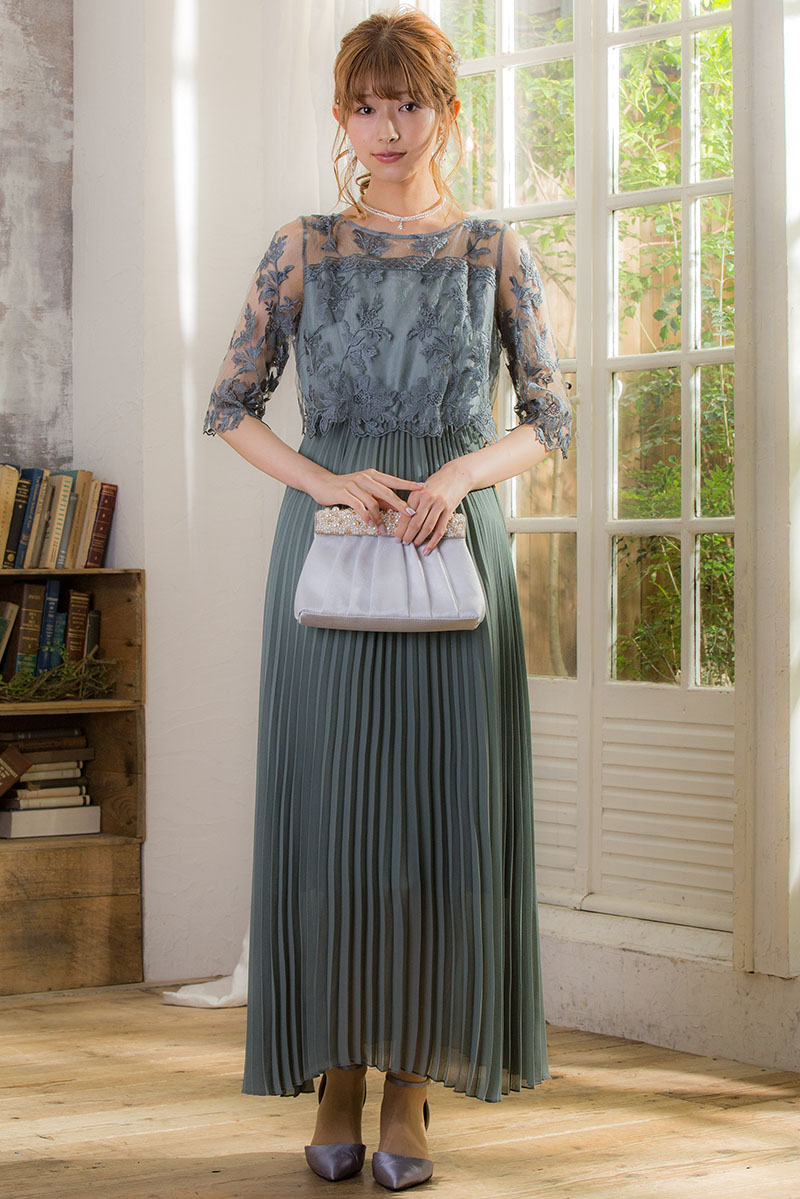 ライトカーキの袖付きフラワーレースロングドレスの商品画像2