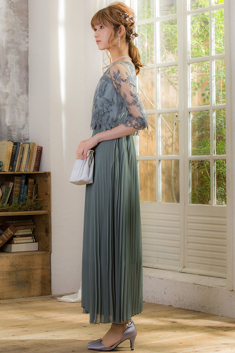 ライトカーキの袖付きフラワーレースロングプリーツドレスの商品画像3