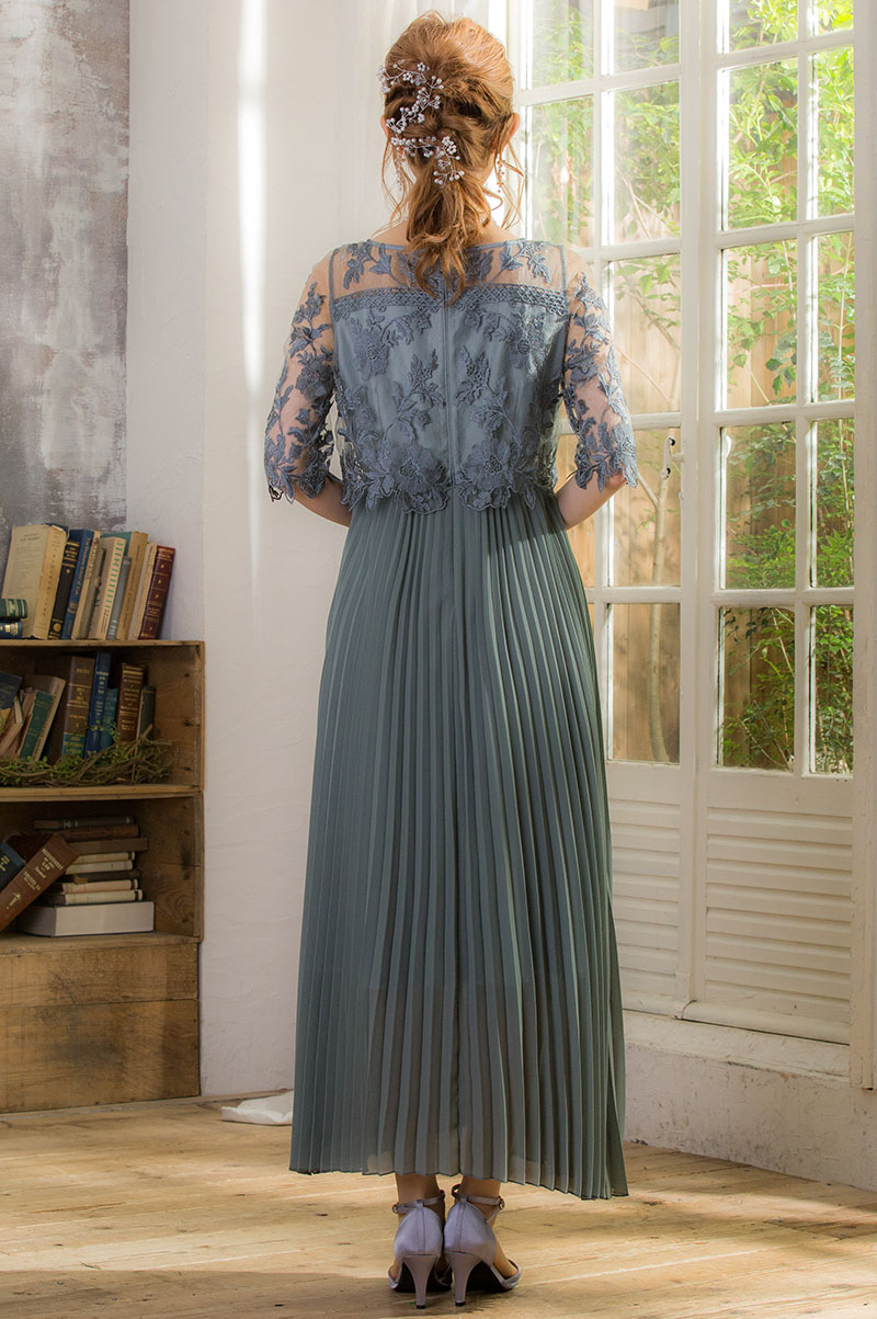 ライトカーキの袖付きフラワーレースロングプリーツドレスの商品画像4