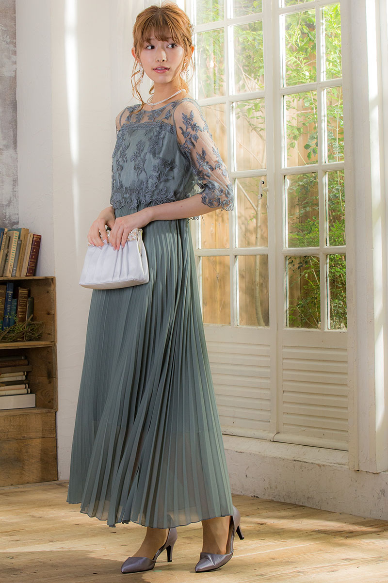 ライトカーキの袖付きフラワーレースロングプリーツドレスの商品画像6