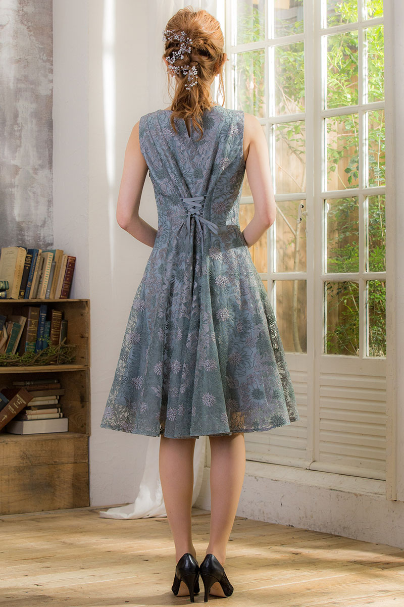 ライトカーキのバイヤス切替フラワー刺繍ドレスの商品画像4