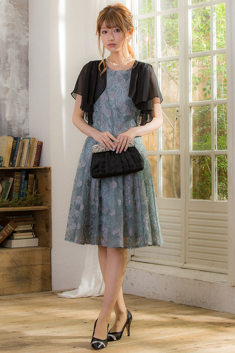 ライトカーキのバイヤス切替フラワー刺繍ドレスの商品画像6