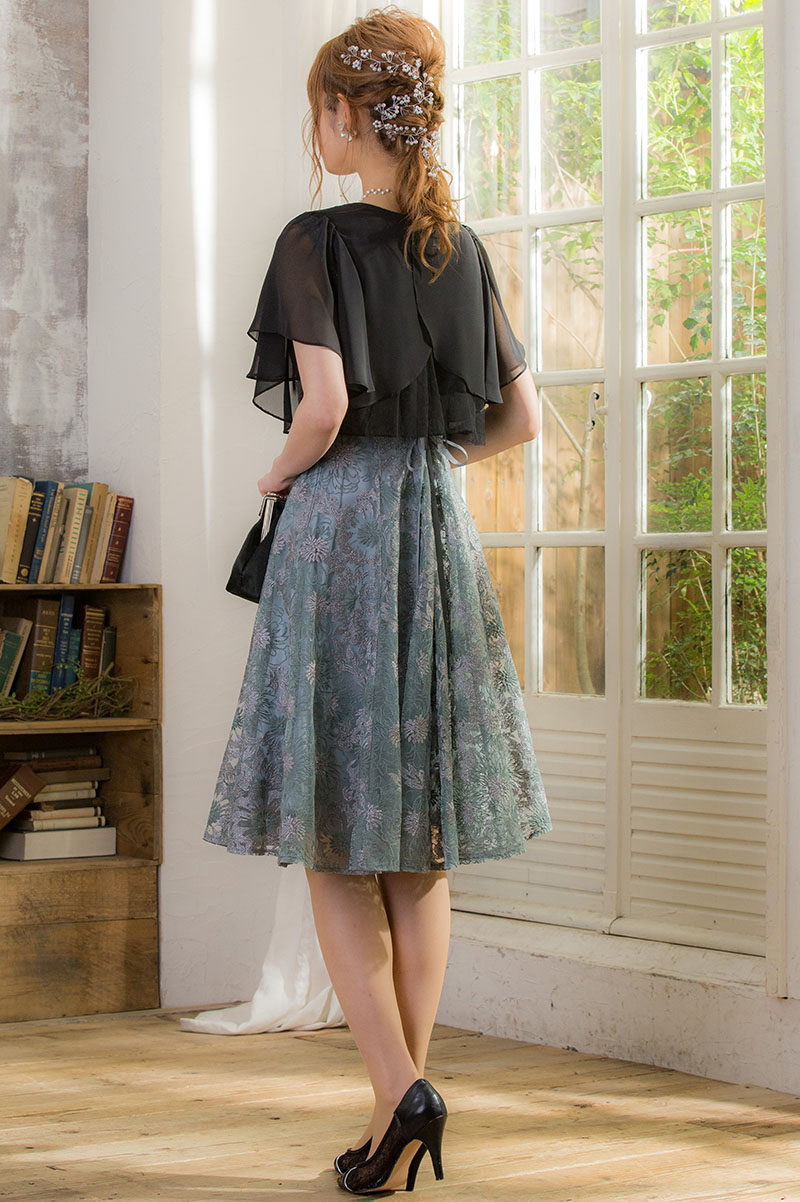 ライトカーキのバイヤス切替フラワー刺繍ドレスの商品画像8