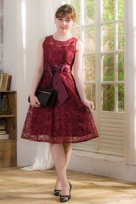 ワインレッドの総刺繍フレアドレスのレンタルドレス