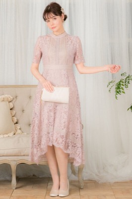 ピンクベージュのスタンドカラー総レースドレスのレンタルドレス