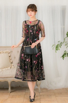 ブラックのフラワーカラー刺繍ドレスのサムネイル画像