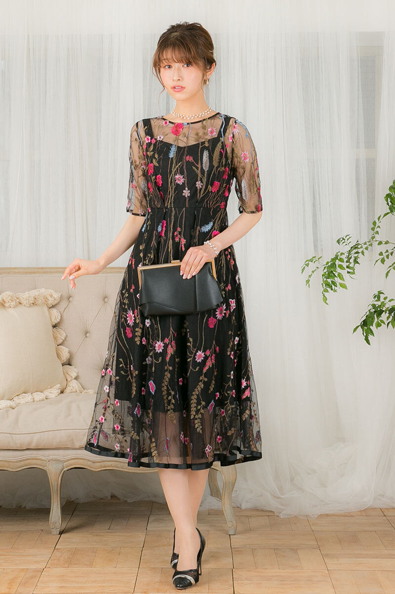 ブラックのフラワーカラー刺繍ドレスの商品画像1