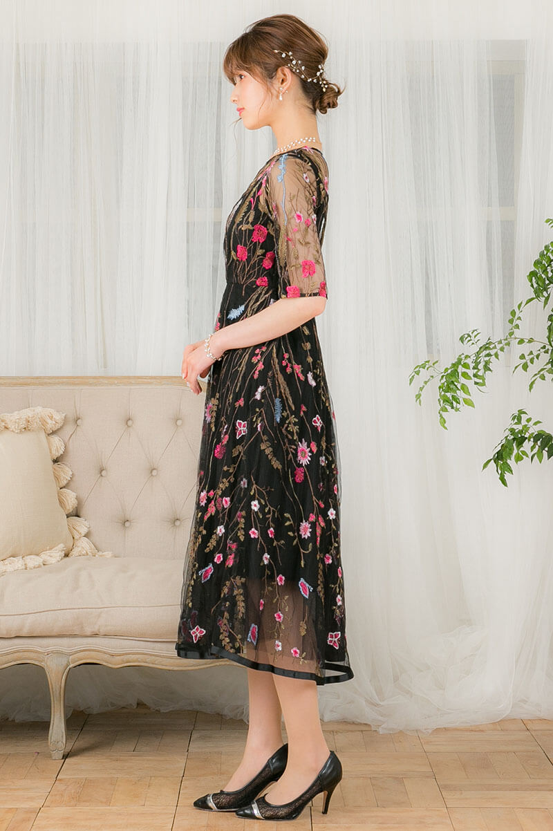 ブラックのフラワーカラー刺繍ドレスの商品画像3