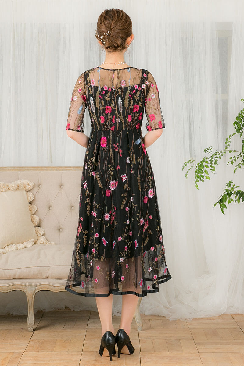 ブラックのフラワーカラー刺繍ドレスの商品画像4