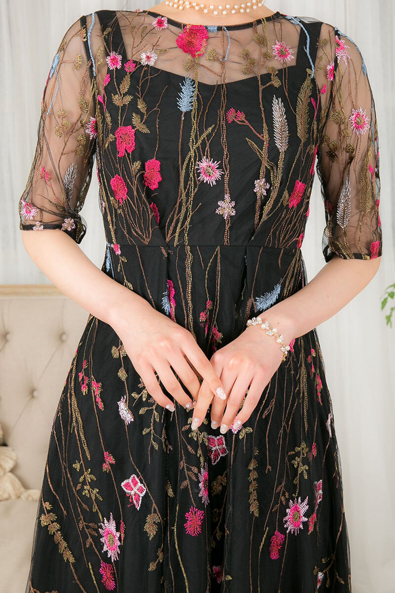 ブラックのフラワーカラー刺繍ドレスの商品画像5