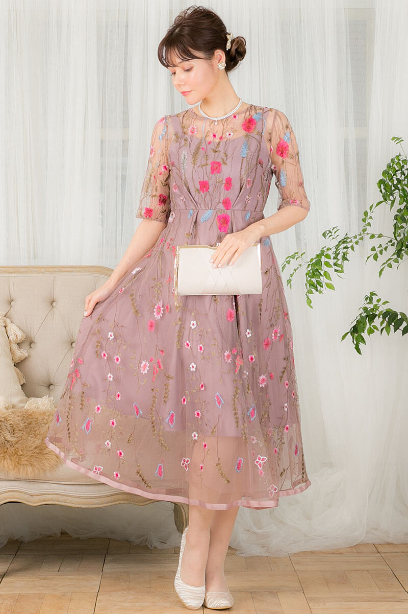 ピンクのフラワーカラー刺繍ドレスの商品画像1