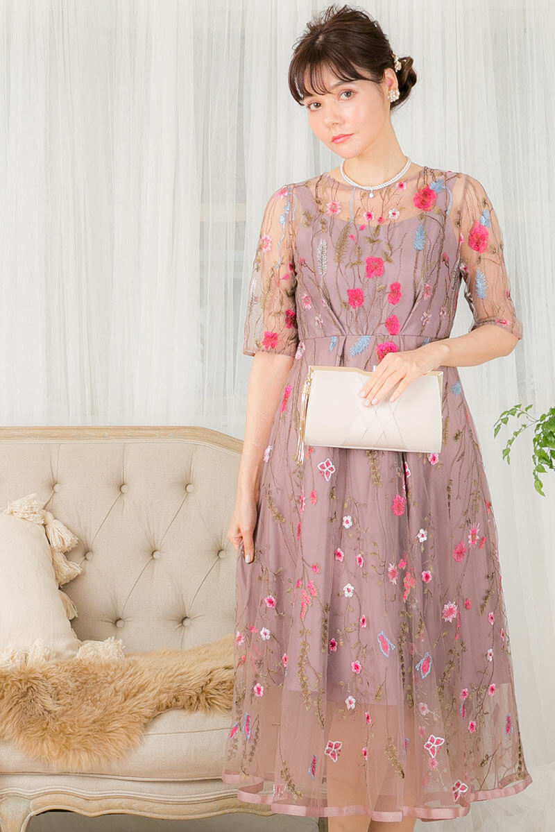 ピンクのフラワーカラー刺繍ドレスの商品画像2