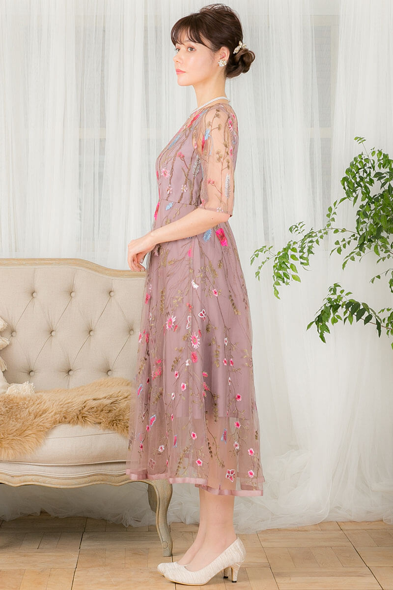ピンクのフラワーカラー刺繍ドレスの商品画像3