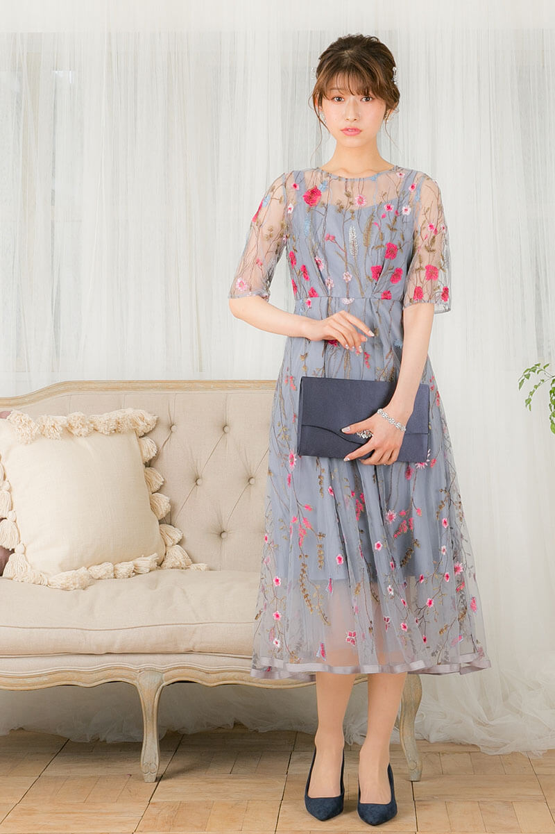 ブルーグレーのフラワーカラー刺繍ドレスの商品画像1