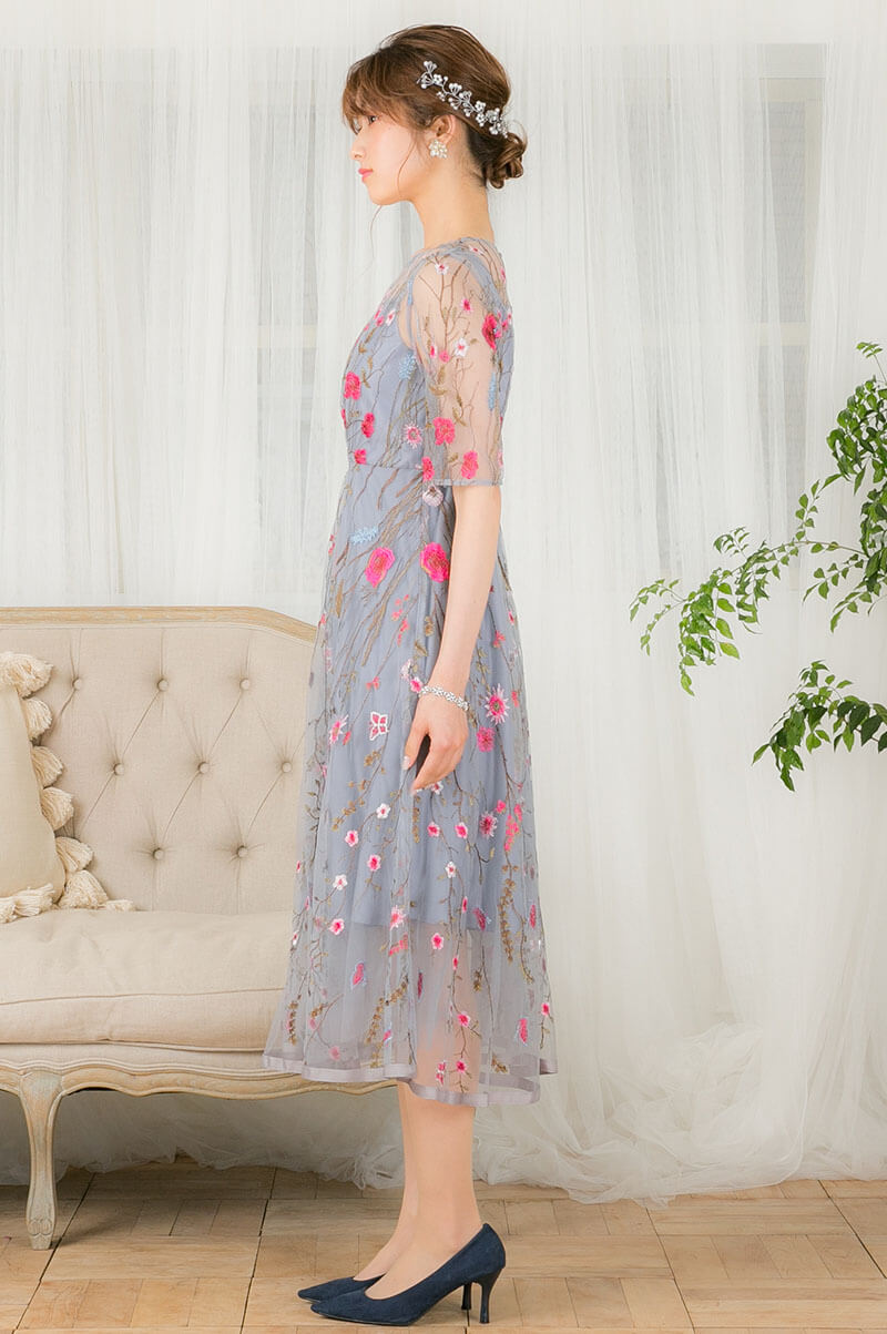 ブルーグレーのフラワーカラー刺繍ドレスの商品画像3