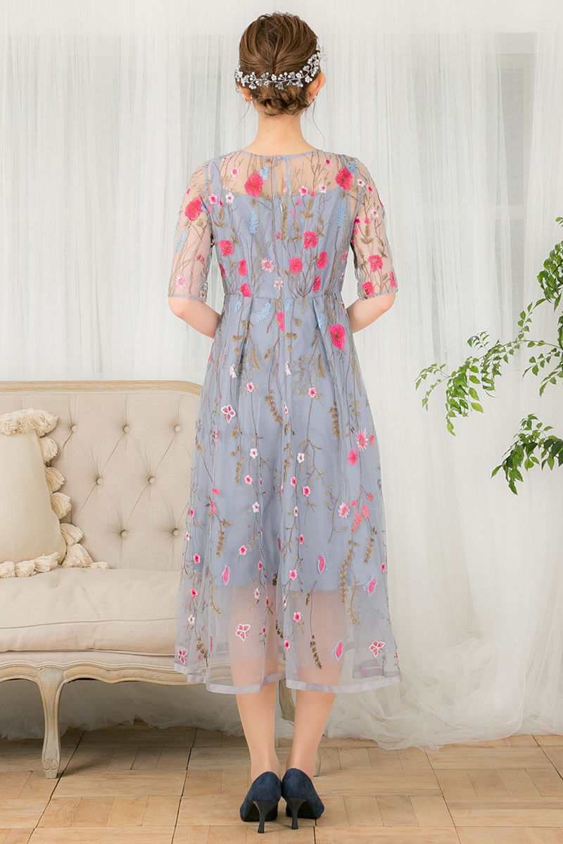 ブルーグレーのフラワーカラー刺繍ドレスの商品画像4