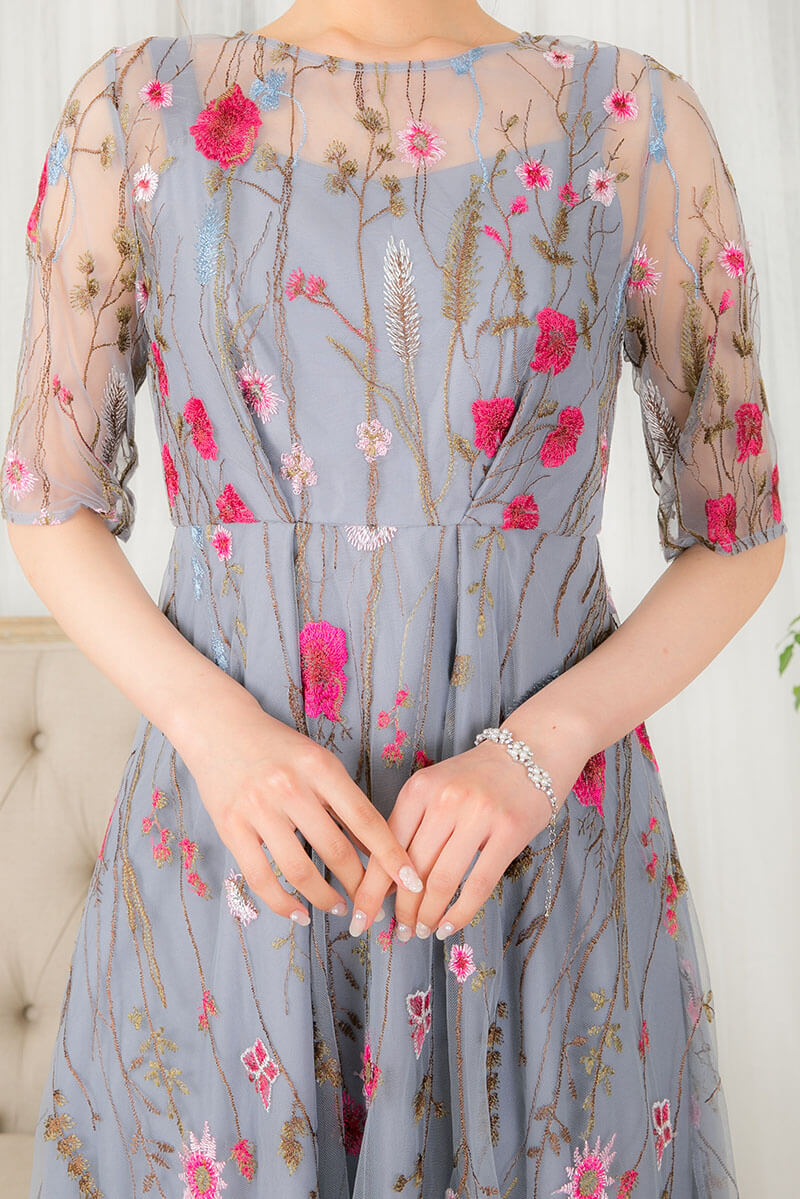 ブルーグレーのフラワーカラー刺繍ドレスの商品画像5