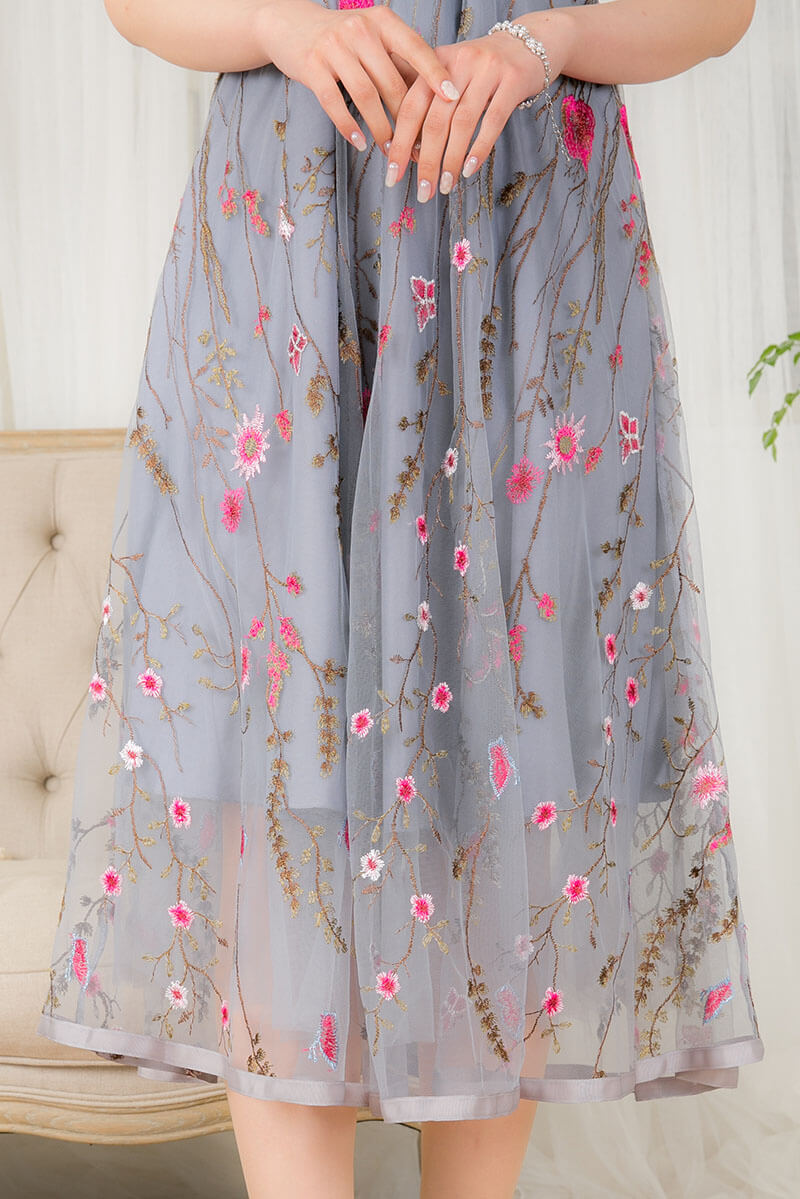 ブルーグレーのフラワーカラー刺繍ドレスの商品画像6
