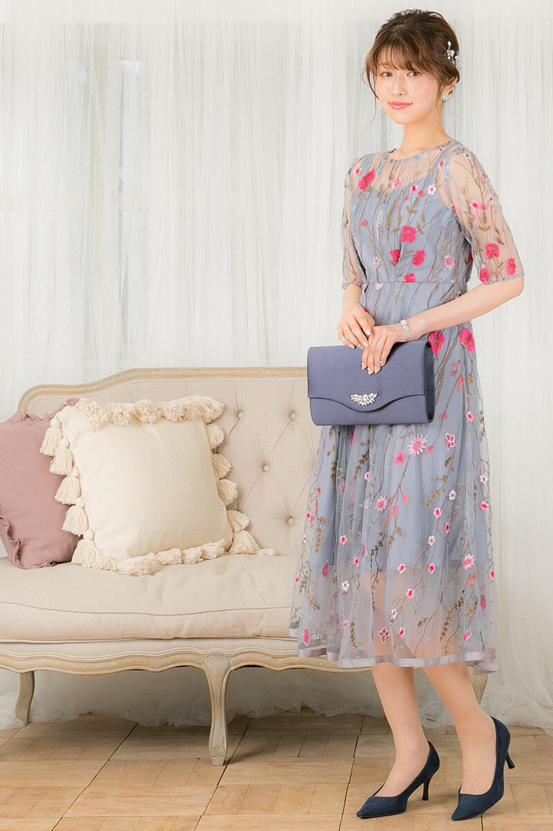 ブルーグレーのフラワーカラー刺繍ドレスの商品画像7