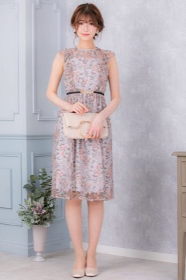 グレーベージュのボタニカルレースドレスのサムネイル画像