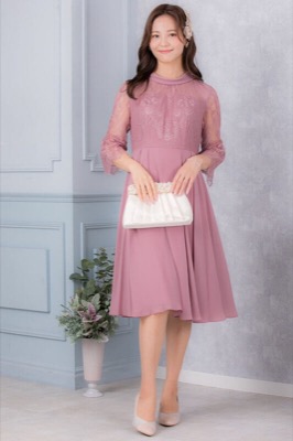 ダークピンクのロールカラーフレアスリーブドレスのレンタルドレス