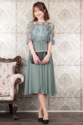 ライトカーキの袖つきフラワーレースドレスのサムネイル画像