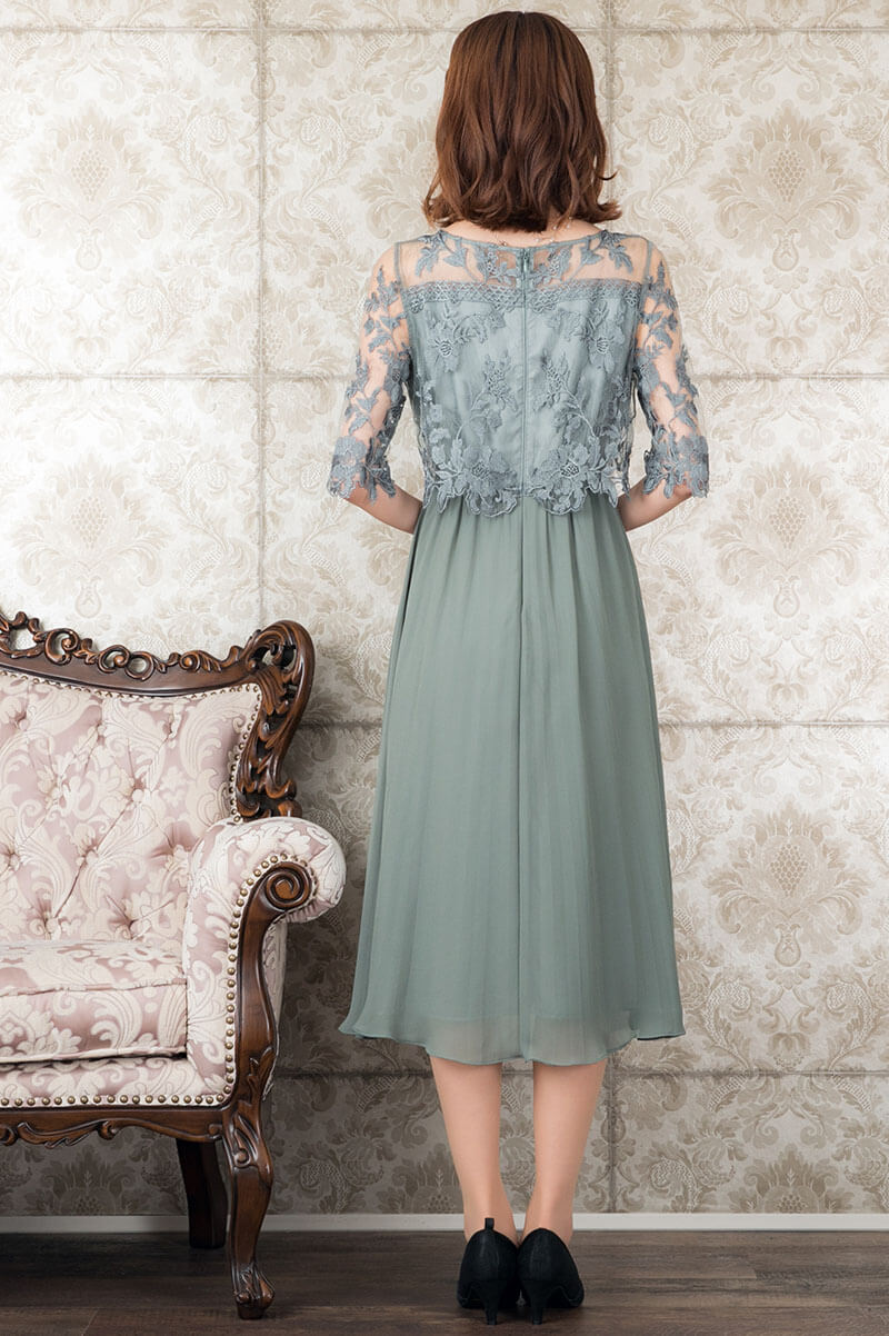 ライトカーキの袖つきフラワーレースドレスの商品画像4